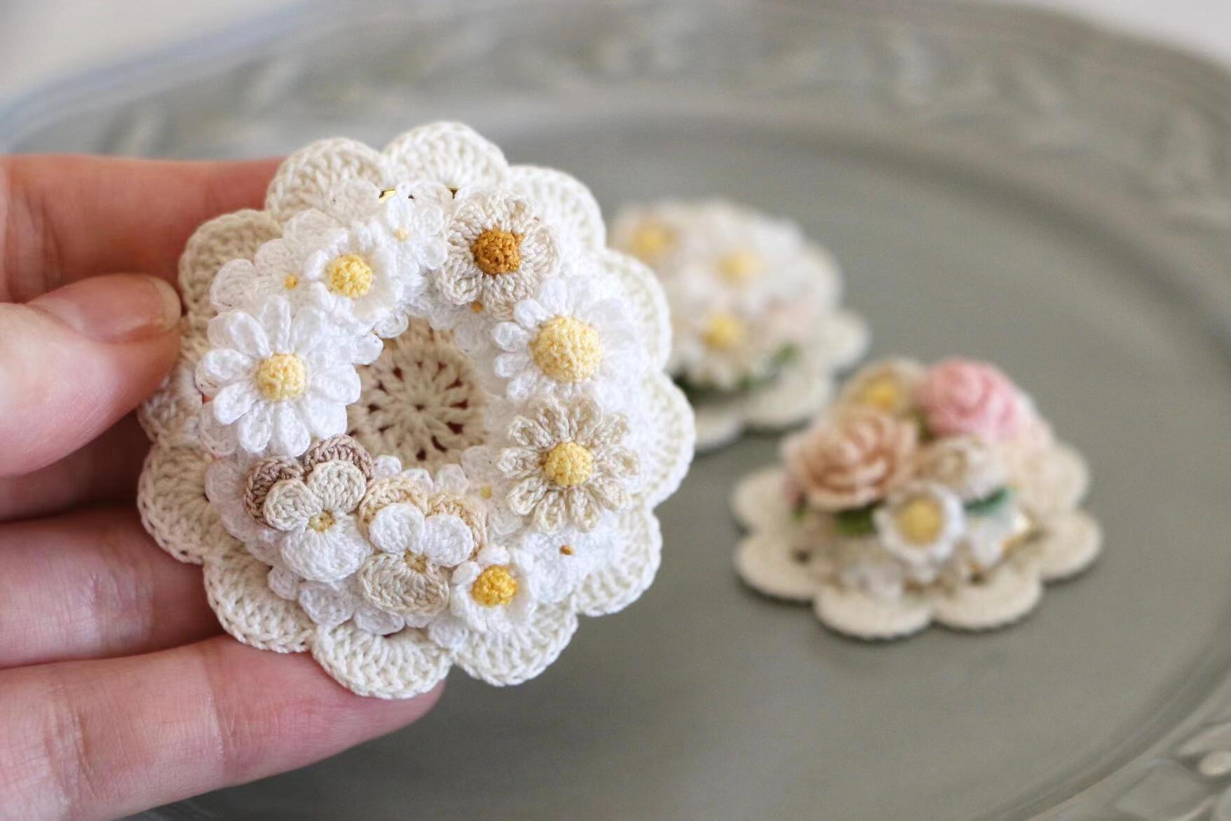 Daisy wreath brooch